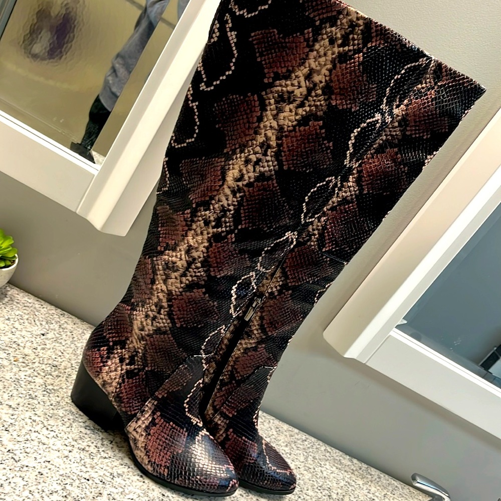 Vince Camuto Nestel Snake Skin Boors NWT